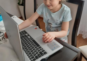Hania podczas wykonywania zadań online.